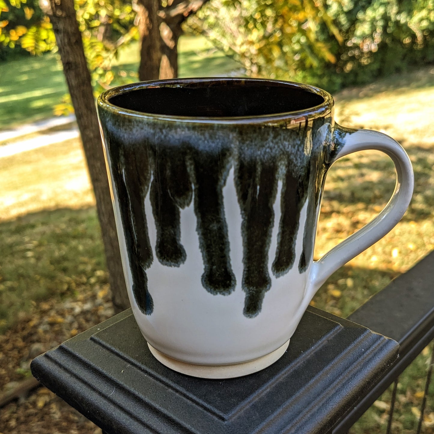 Monochromia Drips - Mug